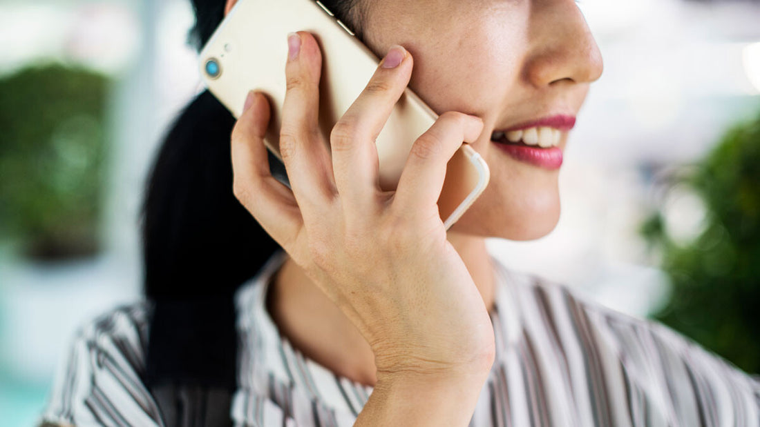 Alguien "clonó" la voz de un director de empresa con IA para llamar a sus empleados y hacer una estafa por 400,000 dólares